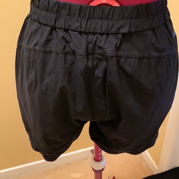 Titika Active Couture Shorts with contrasting zipper pockets - Picture 4 of 6